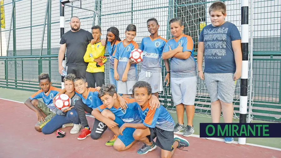 Em Povos promove-se a integração jogando futsal Em Povos promove-se a integração jogando futsal