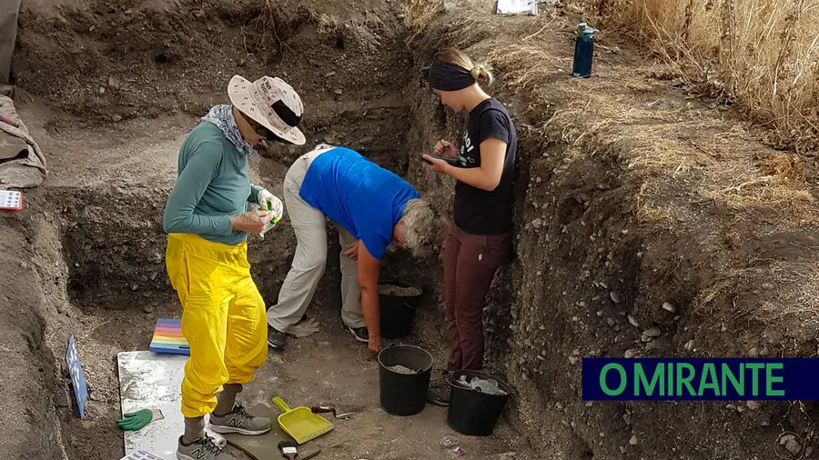 Grupo de americanos e arqueólogos portugueses em escavações em Muge