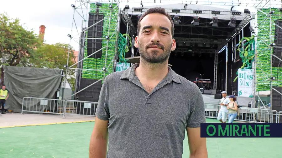 O programador do Festival da aldeia que é obrigado a viver na cidade