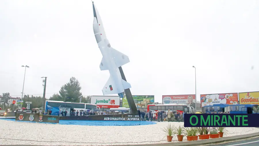 Monumento à aviação militar em Alverca com avião em posição invulgar