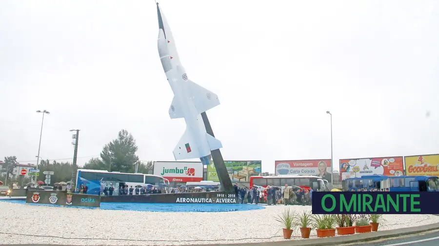 Monumento à aviação militar em Alverca com avião em posição invulgar