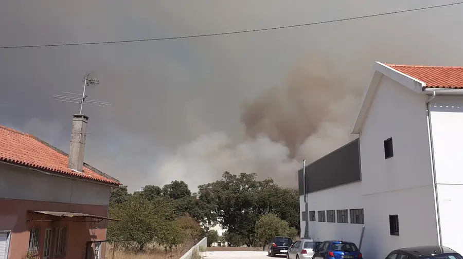 Incêndio perto de Fátima mobiliza sete meios aéreos