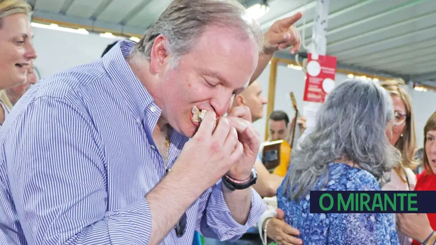 Com unhas e dentes.