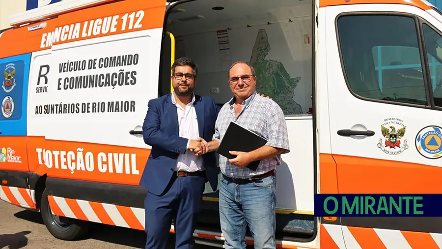 Município cede viatura aos Bombeiros de Rio Maior Município cede viatura aos Bombeiros de Rio Maior