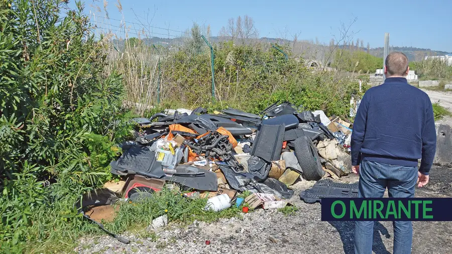 Entulhos são crime ambiental que escapa impune em Vila Franca de Xira Entulhos são crime ambiental que escapa impune em Vila Franca de Xira