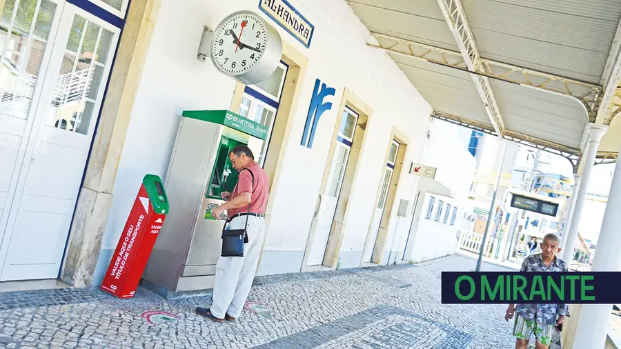 Estação de Alhandra vai continuar encerrada depois do Verão Estação de Alhandra vai continuar encerrada depois do Verão