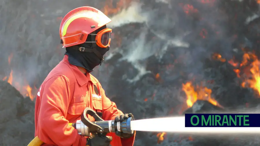 Reacendimento de incêndio em Alcoentre mobiliza mais de uma centena de operacionais