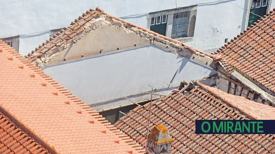 Queda de telhado no comando da PSP acelera projecto para obras no edifício Queda de telhado no comando da PSP acelera projecto para obras no edifício
