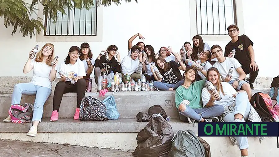 Cerca de vinte jovens juntaram-se no domingo Cerca de vinte jovens juntaram-se no domingo