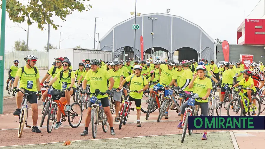 Várias centenas de ciclistas atravessaram Várias centenas de ciclistas atravessaram