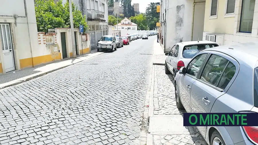 Rua da Fábrica em Torres Novas é considerada um perigo para os peões Rua da Fábrica em Torres Novas é considerada um perigo para os peões