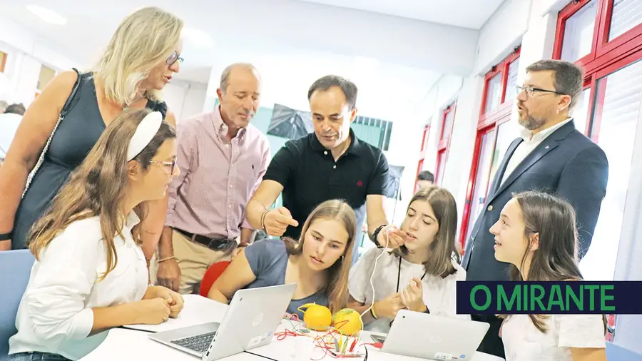 Salas do futuro ajudam alunos a enfrentar novas exigências Salas do futuro ajudam alunos a enfrentar novas exigências