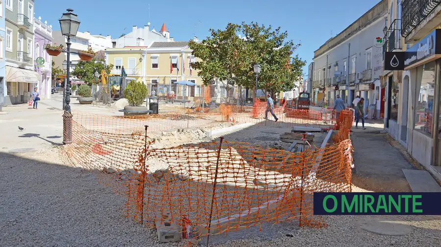 Incómodos causados por obras no centro de Alhandra vão durar até Janeiro