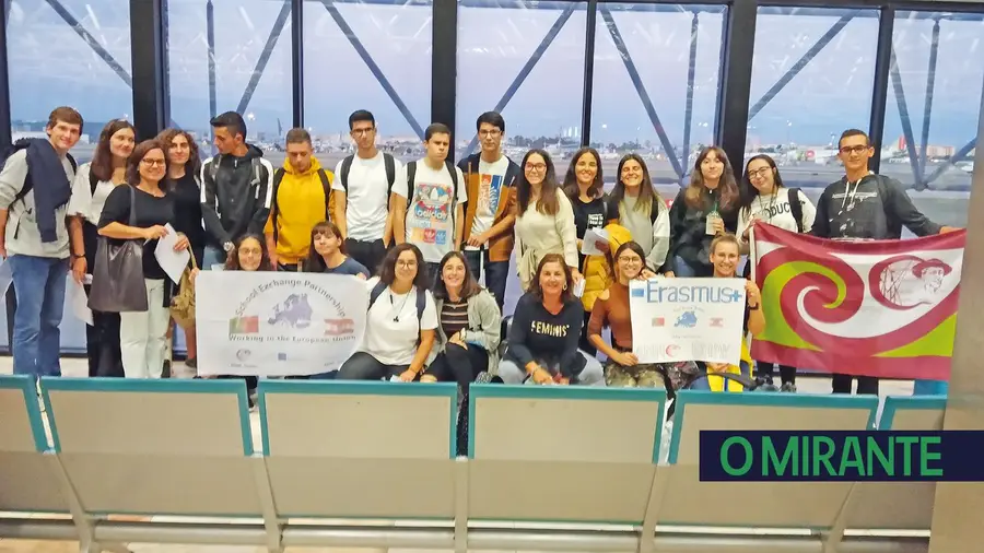 Vinte alunos e duas professoras do Agrupamento de Escolas Marcelino Mesquita Vinte alunos e duas professoras do Agrupamento de Escolas Marcelino Mesquita