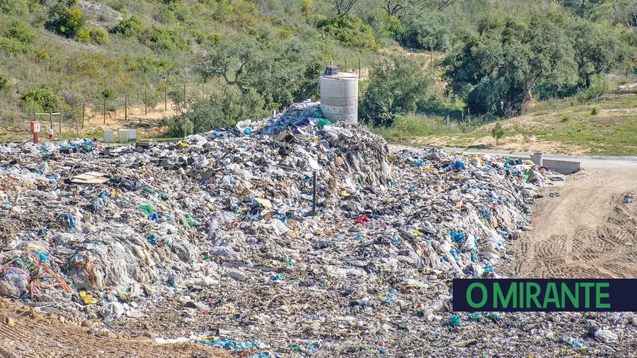 Ambientalistas denunciam descargas ilegais no aterro de Azambuja mas ministério desmente Ambientalistas denunciam descargas ilegais no aterro de Azambuja mas ministério desmente