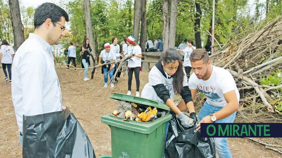 Caloiros do Politécnico de  Santarém limpam mata do  município