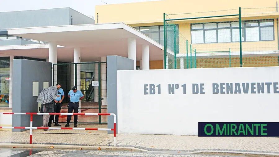 Pais transferem filhas agredidas em escola de Benavente