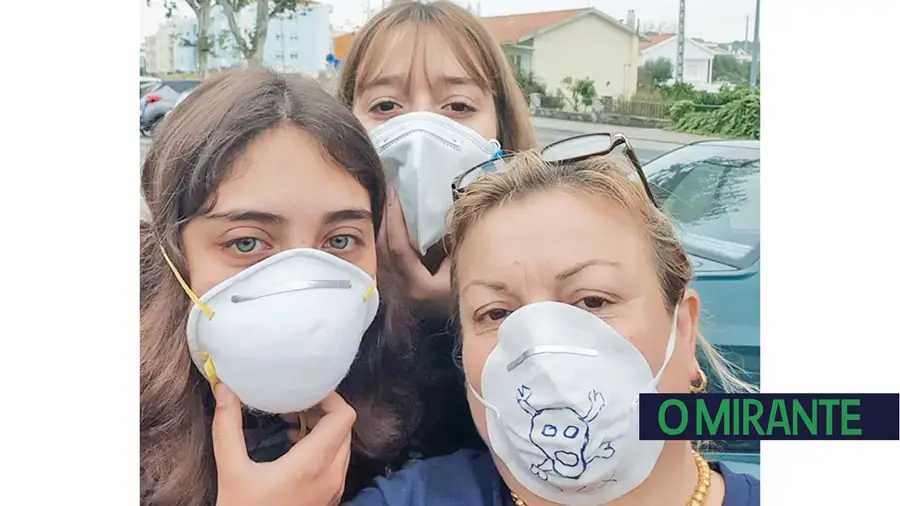 Alunos do secundário em protesto contra maus cheiros em Alcanena Alunos do secundário em protesto contra maus cheiros em Alcanena