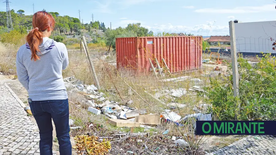 Queixas contra lixo e estaleiro abandonado no Sobralinho