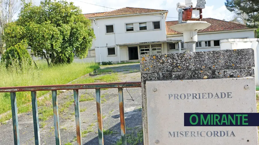 Ladrões continuam a levar o que resta do antigo hospital de Azambuja Ladrões continuam a levar o que resta do antigo hospital de Azambuja