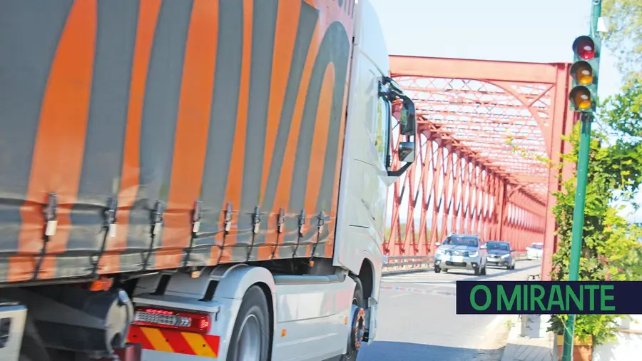 Semáforos avariados causam o caos na ponte da Chamusca