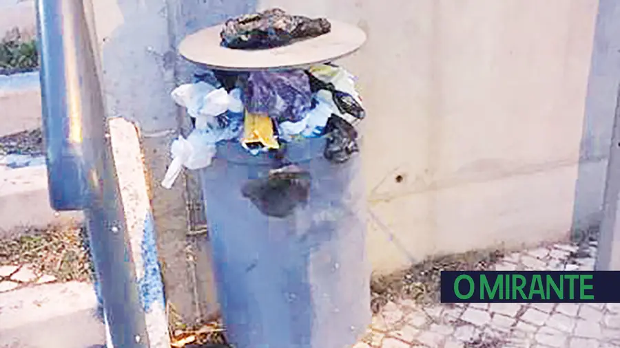 Lixo por recolher durante semanas na Póvoa de Santa Iria