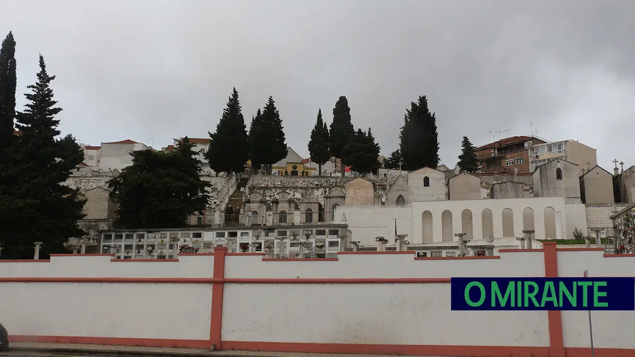 Dia de Finados: No Cemitério de Vila Franca de Xira estão sepultados vários ilustres