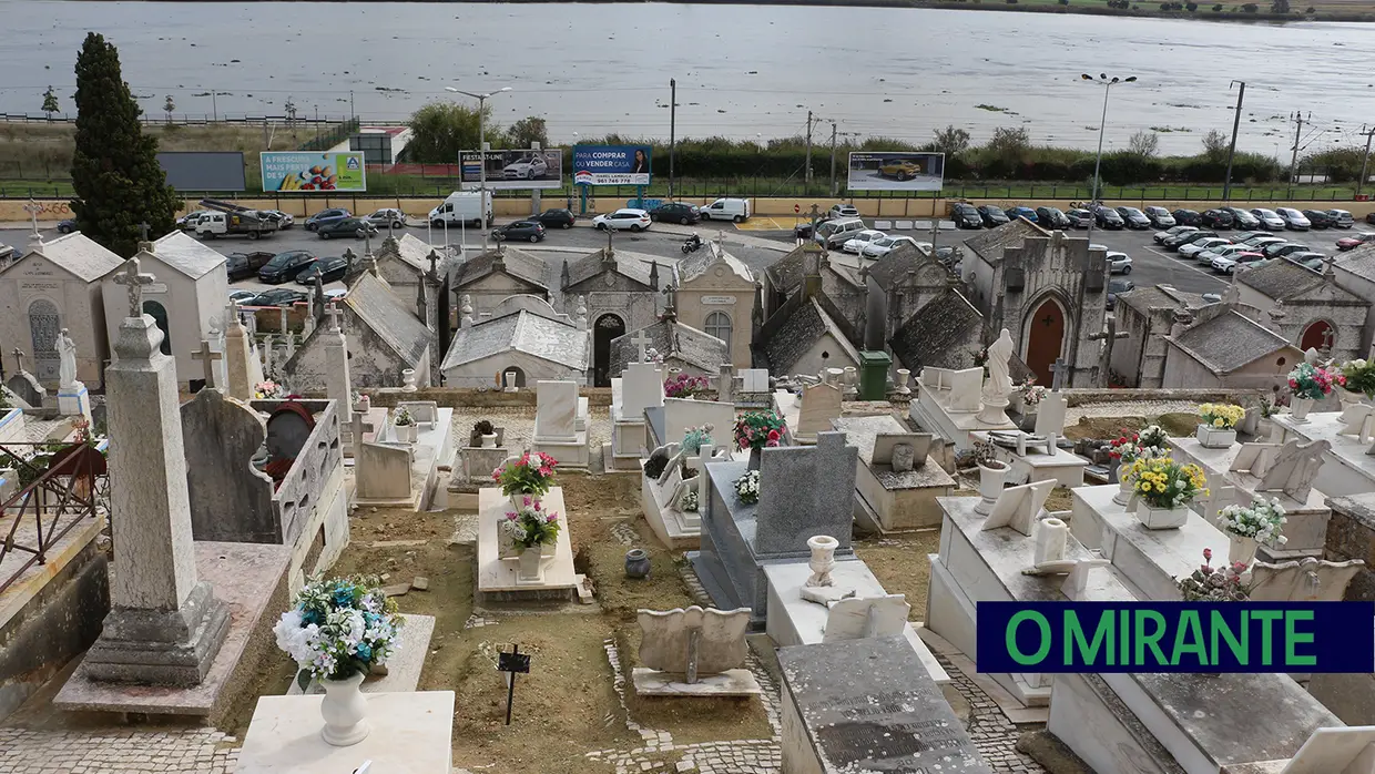 Dia de Finados: No Cemitério de Vila Franca de Xira estão sepultados vários ilustres