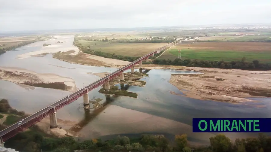 Ministro do Ambiente recusa que exista falta de água no Tejo Ministro do Ambiente recusa que exista falta de água no Tejo