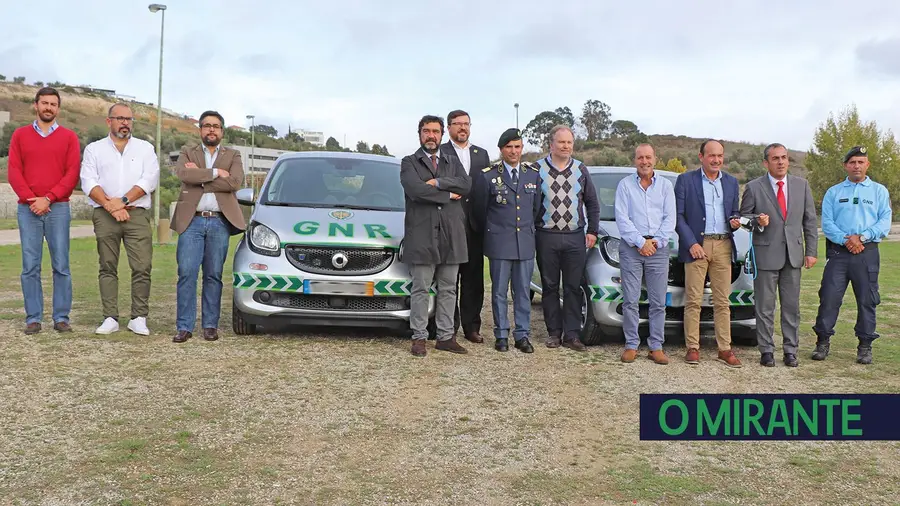 Municípios da Lezíria oferecem dois carros eléctricos à GNR Municípios da Lezíria oferecem dois carros eléctricos à GNR