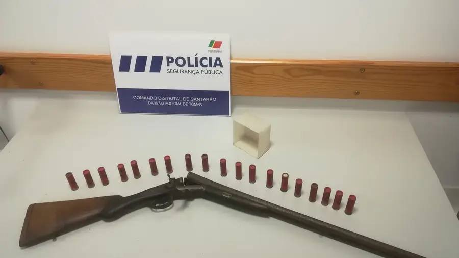 Detenção em Tomar por posse de arma de fogo Detenção em Tomar por posse de arma de fogo