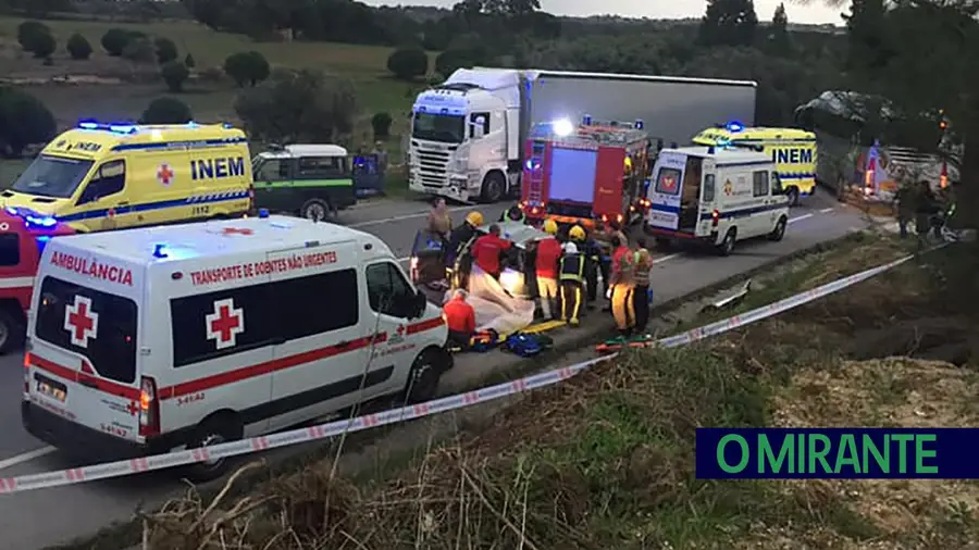 Colisão entre ligeiro e pesado na EN 366 entre Alcoentre e Aveiras de Cima