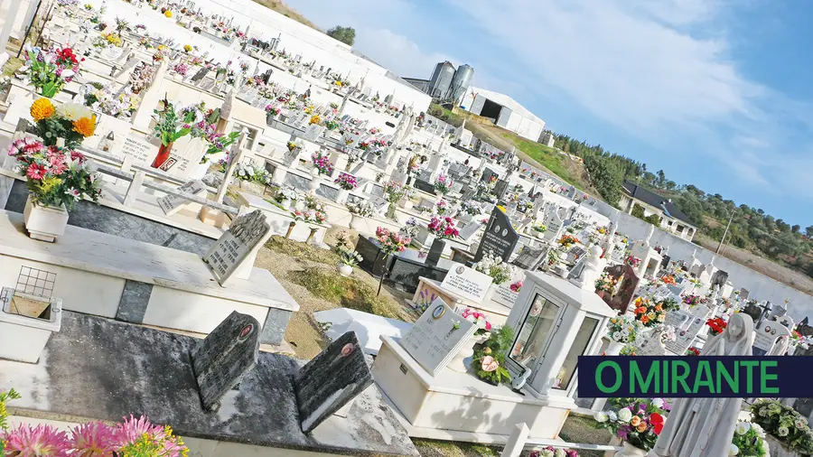 Cemitério de Aveiras de Cima está a rebentar pelas costuras
