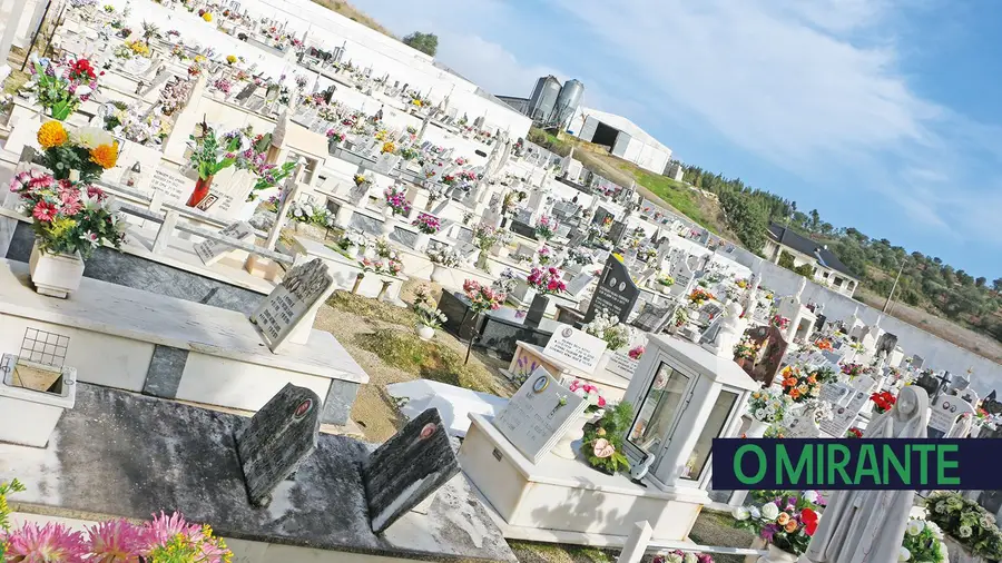 Cemitério de Aveiras de Cima está a rebentar pelas costuras Cemitério de Aveiras de Cima está a rebentar pelas costuras
