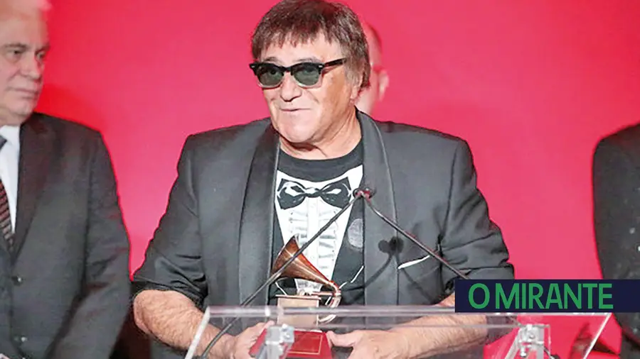 José Cid recebe Grammy e promete mais canções de amor e a favor do planeta José Cid recebe Grammy e promete mais canções de amor e a favor do planeta