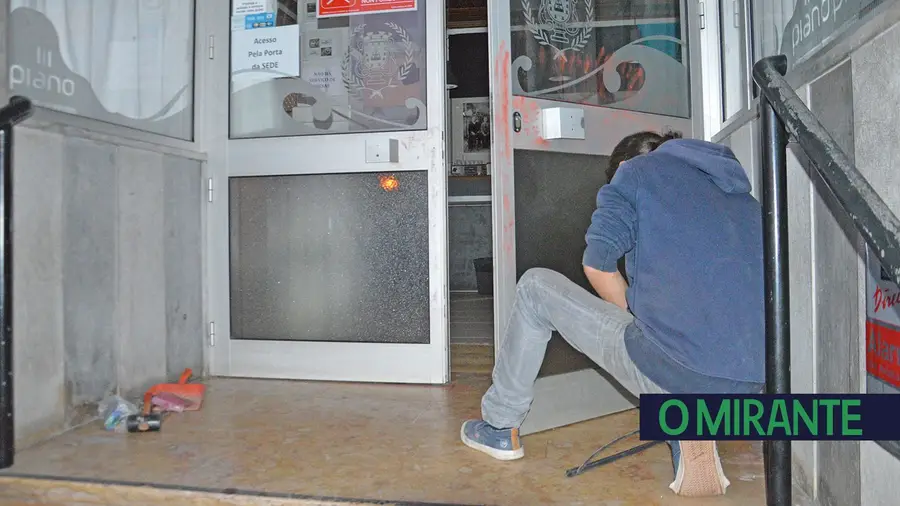 Noite de vandalismo deixa rasto de prejuízos em Alhandra Noite de vandalismo deixa rasto de prejuízos em Alhandra