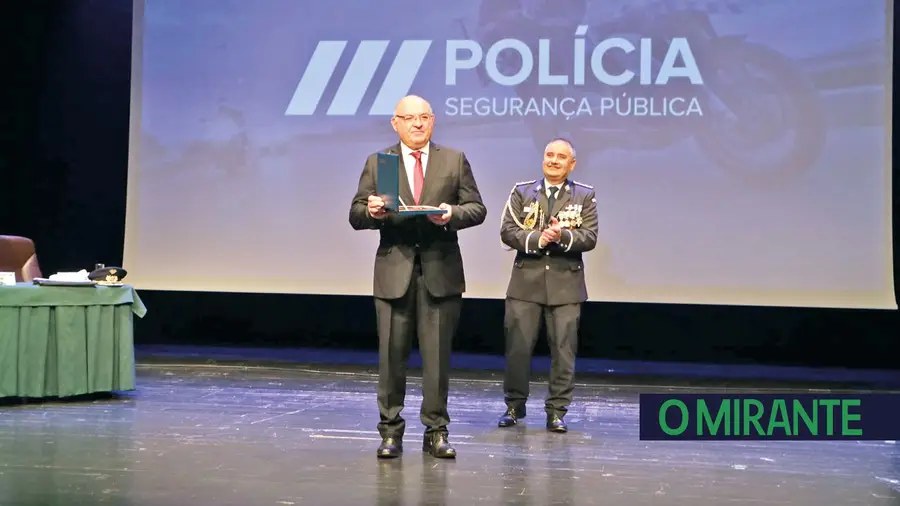 Polícia homenageia Alberto Mesquita por ser “líder pelo exemplo” Polícia homenageia Alberto Mesquita por ser “líder pelo exemplo”