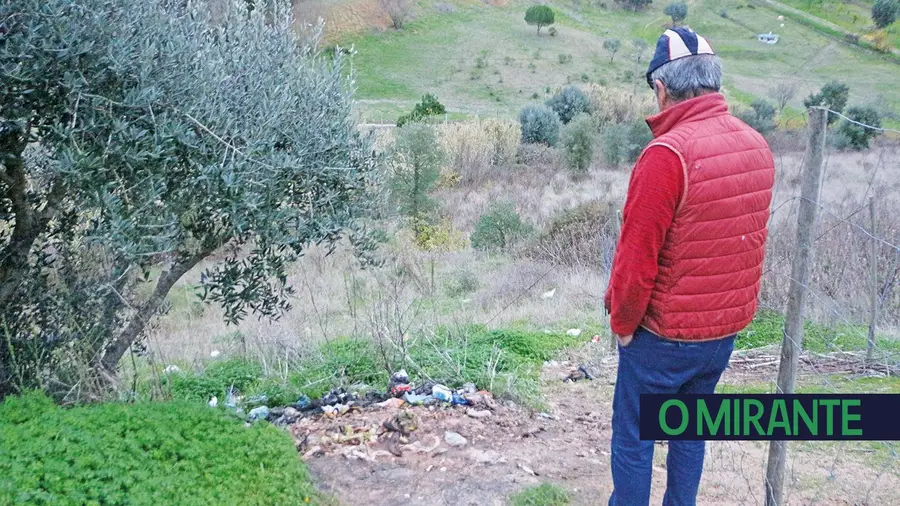 Idosa cai em terreno acidentado e só é descoberta no dia seguinte Idosa cai em terreno acidentado e só é descoberta no dia seguinte