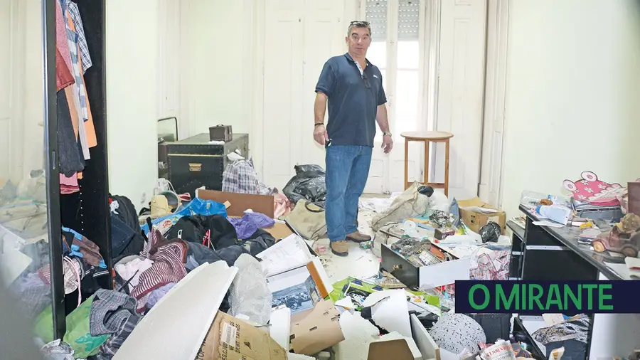 Inquilinos deixam casa transformada em lixeira Inquilinos deixam casa transformada em lixeira