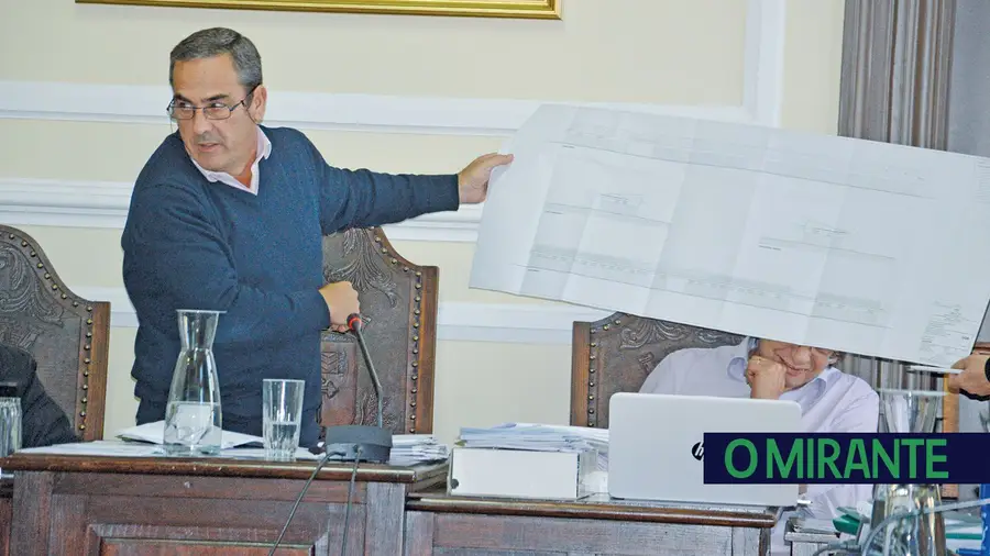Revisão dos PDM emperrada em excesso de legislação e pareceres de dezenas de entidades Revisão dos PDM emperrada em excesso de legislação e pareceres de dezenas de entidades