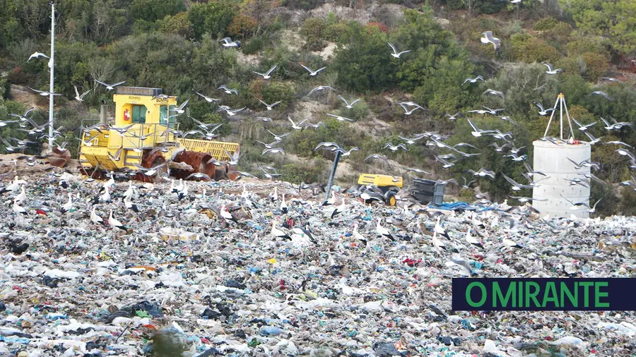 Aterro às portas de Azambuja é uma ameaça à saúde pública Aterro às portas de Azambuja é uma ameaça à saúde pública