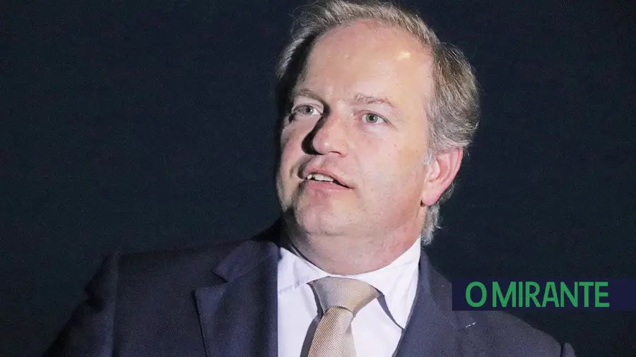 Funcionário da Câmara de Almeirim passa atestado de burrice ao presidente Funcionário da Câmara de Almeirim passa atestado de burrice ao presidente