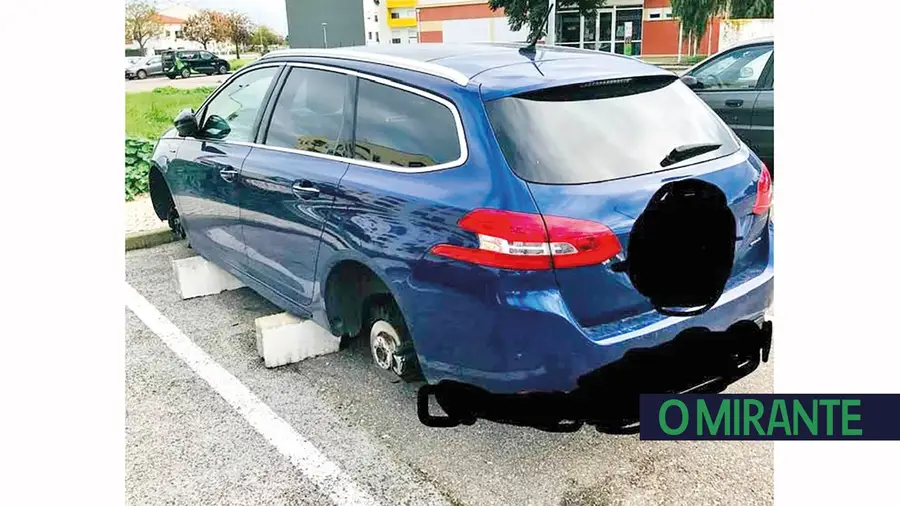 Fogem com jantes e deixam os carros em cima de tijolos Fogem com jantes e deixam os carros em cima de tijolos