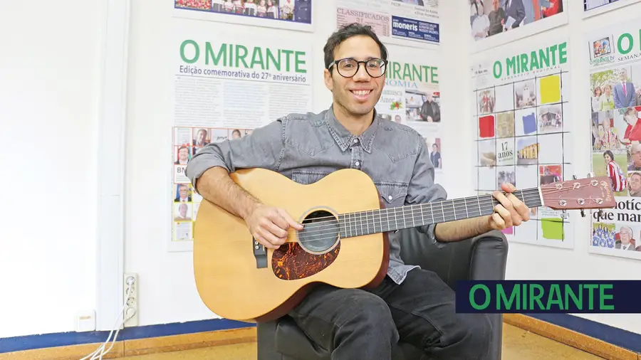 Filipe Nicolau escreve e dá voz às suas canções de amor Filipe Nicolau escreve e dá voz às suas canções de amor