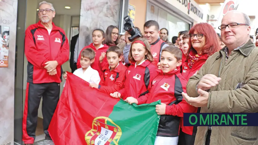 Dezenas de alunos da Associação Amicale Karate