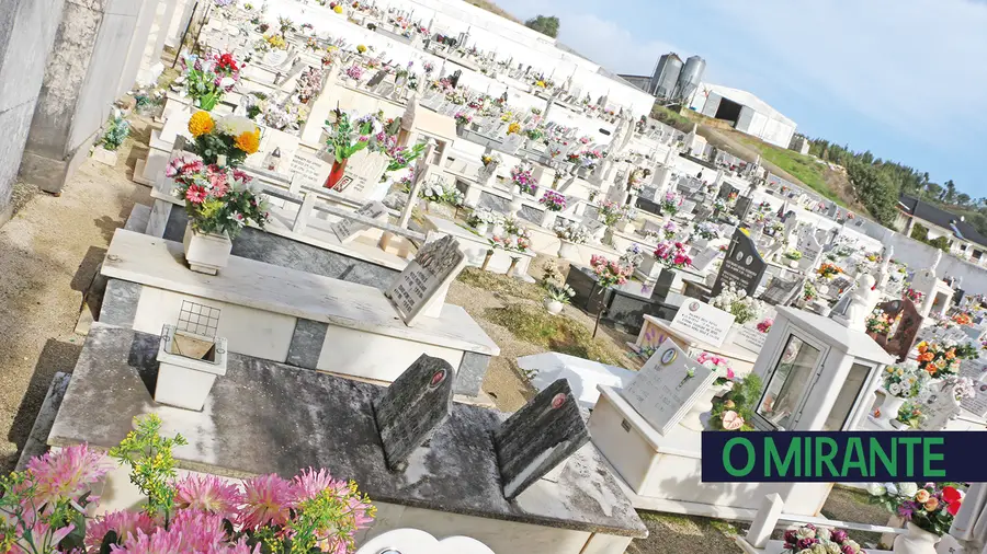 Já não há campas para enterrar mortos no cemitério de Aveiras de Cima
