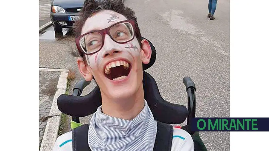 Jovem de Abrantes precisa de uma nova cadeira de rodas Jovem de Abrantes precisa de uma nova cadeira de rodas