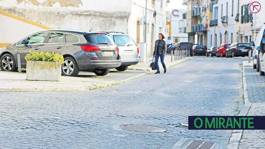 Obra no centro da vila de Azambuja avança com alcatrão em vez de calçada