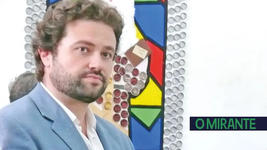 Câmara de Tomar vai proibir painéis publicitários na zona histórica da cidade Câmara de Tomar vai proibir painéis publicitários na zona histórica da cidade