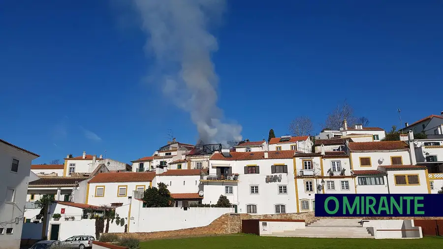 Fogo danifica casa na zona antiga de Constância